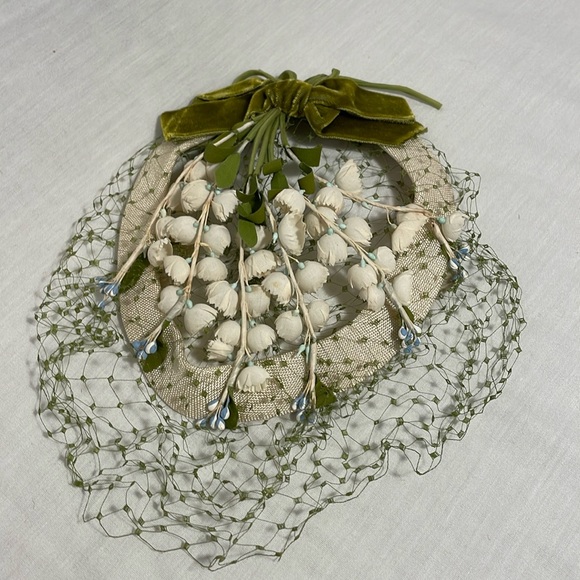 Vintage Lilly of the Valley Ladies Hat 2 Hair Combs Netting, Excellent Condition - Picture 2 of 13